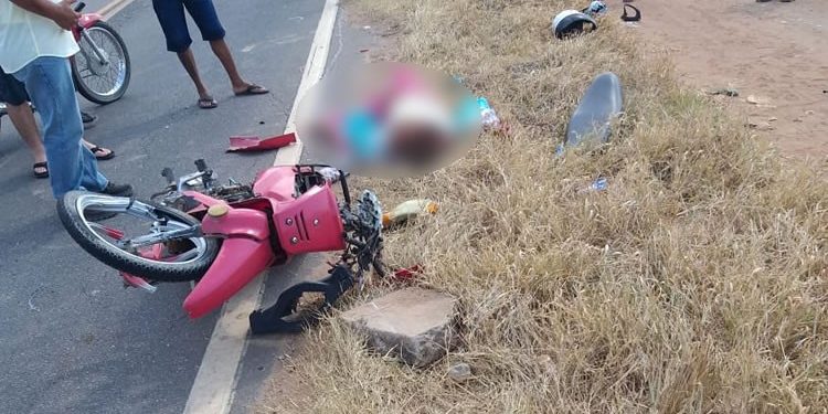 Pai e filha gravemente feridos em Barbalha ao terem a moto colhida por caminhão