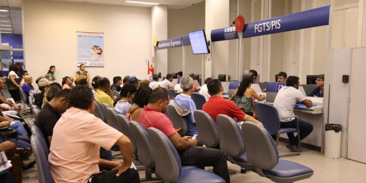 Saques do FGTS começam no dia 13 deste mês; confira calendário de retirada