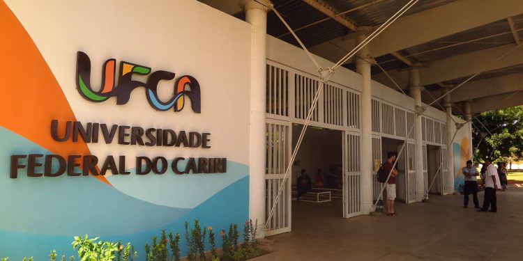 MEC recua e desiste de cortar parte de bolsas de pesquisa congeladas