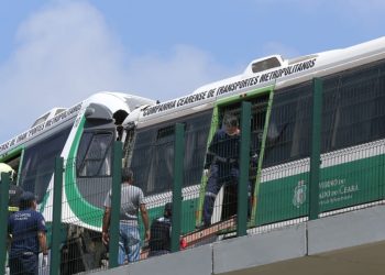 VLTs colidem frontalmente, maquinistas ficam presos às ferragens e 35 passageiros ficam feridos