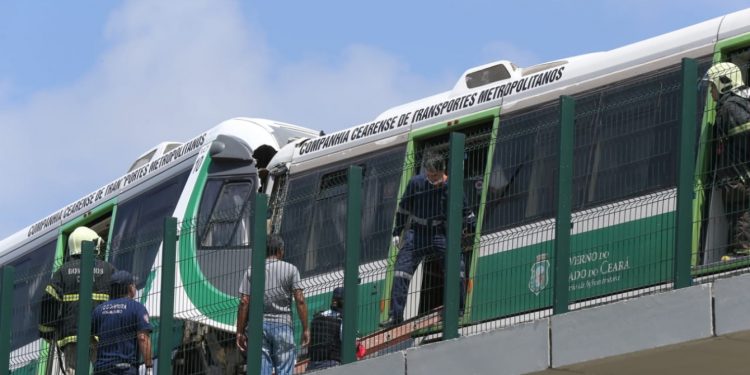VLTs colidem frontalmente, maquinistas ficam presos às ferragens e 35 passageiros ficam feridos