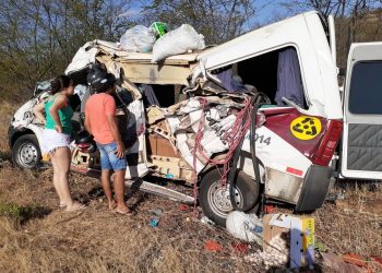 Garoto de sete anos morre, e menina fica ferida em colisão entre van e caminhão em Assaré