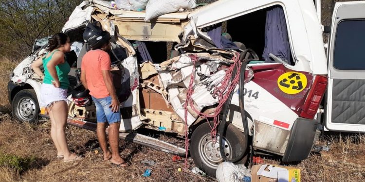 Garoto de sete anos morre, e menina fica ferida em colisão entre van e caminhão em Assaré