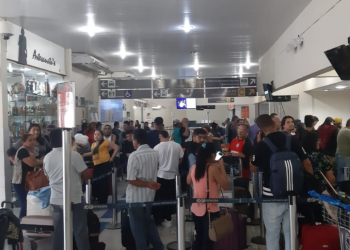 Turbina de avião pega fogo durante decolagem no aeroporto de Juazeiro do Norte