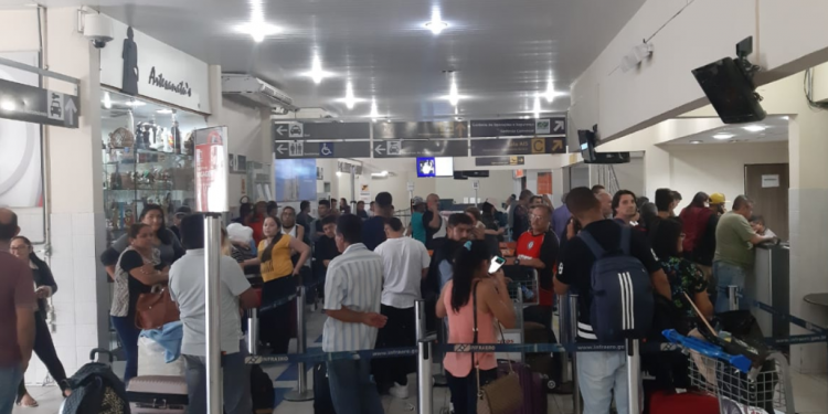 Turbina de avião pega fogo durante decolagem no aeroporto de Juazeiro do Norte