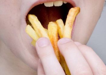 Jovem fica cego por causa de alimentação à base de batata frita