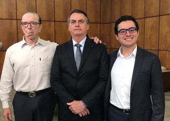 Bolsonaro e os médicos Antônio Macedo (à esquerda) e Leandro Echenique (à direita) durante visita a São Paulo (Foto: Reprodução/Facebook)