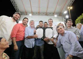 Camilo Santana autoriza obras da nova arena Romeirão, em Juazeiro, e inaugura areninha em Barbalha