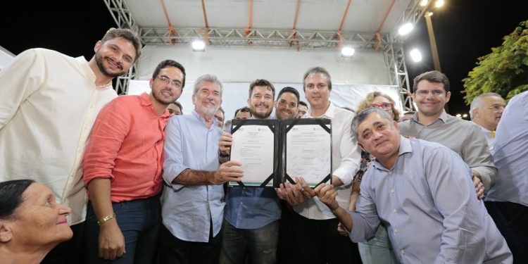 Camilo Santana autoriza obras da nova arena Romeirão, em Juazeiro, e inaugura areninha em Barbalha