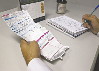 Beneficiários do BPC podem pedir desconto na conta de luz; saiba como