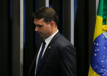 Senador Flávio Bolsonaro (PSL-RJ) e outros parlamentares do PSL formaram uma espécie de "tropa de choque do partido" na tentativa de obstruir CPMI (Foto: Dida Sampaio/Estadão Conteúdo)
