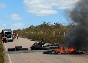 Motoristas de topique bloqueiam rodovia na divisa do CE com PE