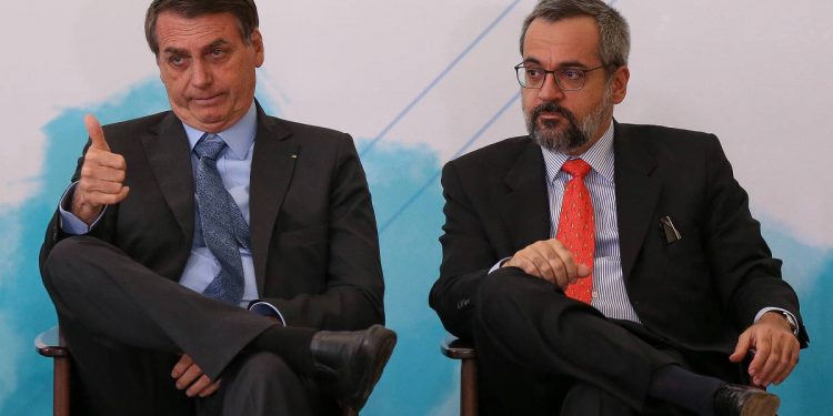 Orçamento do governo para 2020 tira metade dos recursos do MEC para pesquisa