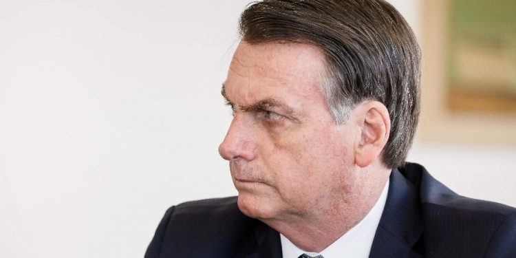Bolsonaro sanciona projeto que amplia posse de arma em propriedades rurais