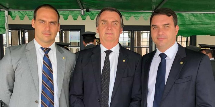 Eduardo e Flávio Bolsonaro integrarão CPI das Fake News