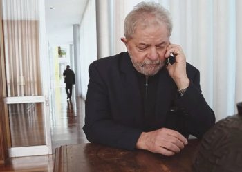 Lula conversa ao telefone no dia em que foi gravado pela PF, em 2016, em cena registrada no documentário 'Democracia em Vertigem' (Foto: Reprodução)