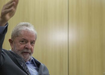 O ex-presidente Lula, em entrevista na Superintendência da Policia Federal, em Curitiba (Foto: Marlene Bergamo/Folhapress)