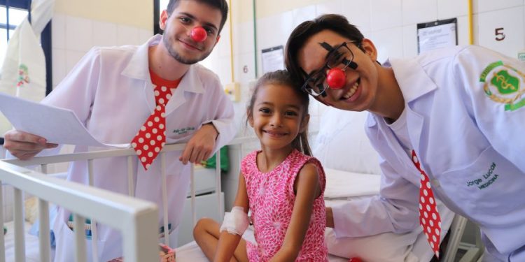 Projeto Feliz leva alegria a pacientes pediátricos em hospitais do Cariri