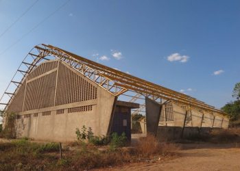 Quadra que deveria ser entregue há seis anos, em Crato, segue inacabada