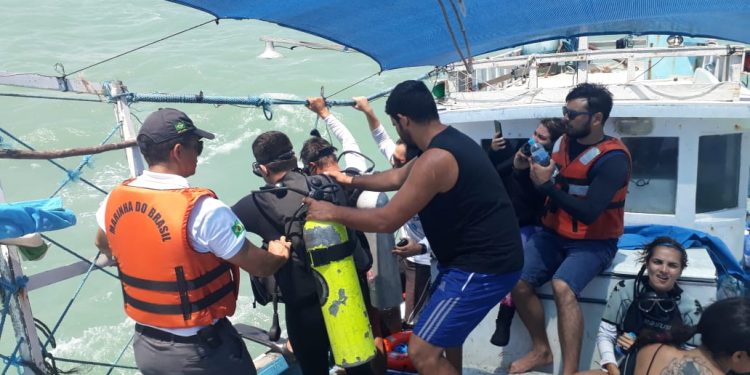 Equipes monitoram litoral; manchas de óleo foram encontradas