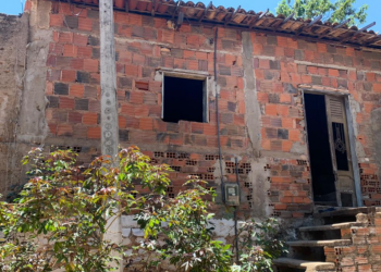 Dentro da residência, a polícia encontrou pedaços de garrafa e outros materiais usados contra a jovem grávida (Foto: Edson Freitas)