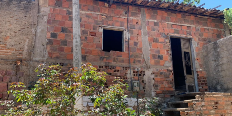 Companheiro tenta matar mulher grávida de 9 meses com a ajuda da mãe em Crato