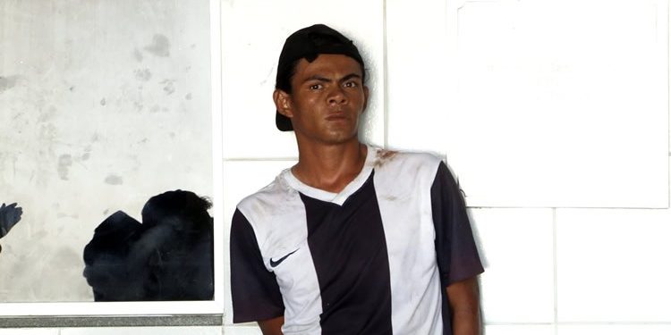 Jovem detido por populares em Juazeiro se masturbando em frente a um salão de beleza