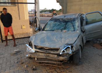 Motorista de van morre após derrubar muro de transportadora em Juazeiro do Norte