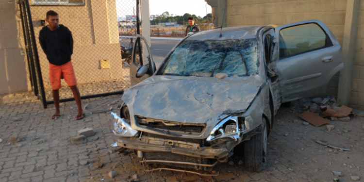 Motorista de van morre após derrubar muro de transportadora em Juazeiro do Norte