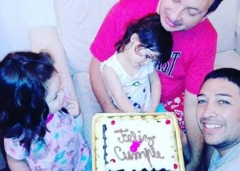 A história da menina com HIV adotada por casal gay após dez rejeições