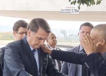 Pastor abençoa Bolsonaro e jornalistas na saída do Palácio do Alvorada