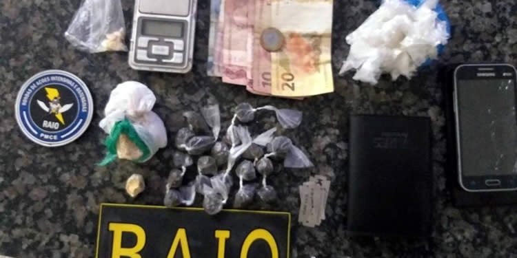 Dupla é presa em Farias Brito sob a acusação de vender crack e maconha