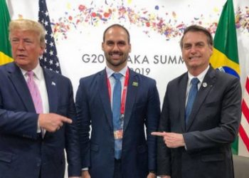 Donald Trump, Eduardo Bolsonaro e Jair Bolsonaro durante a cúpula do G-20 no Japão (Foto: Agência O Globo)