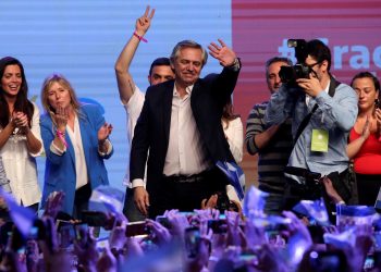 Esquerda vence eleição em 1º turno na Argentina; Bolsonaro diz que não vai parabenizar Alberto Fernández