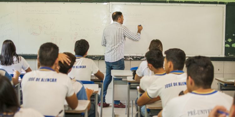 Concurso da Seduc será homologado ainda este ano, garante Camilo Santana