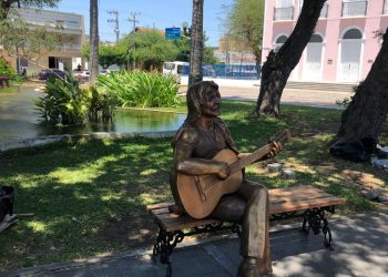 Belchior ganha estátua de bronze em Sobral