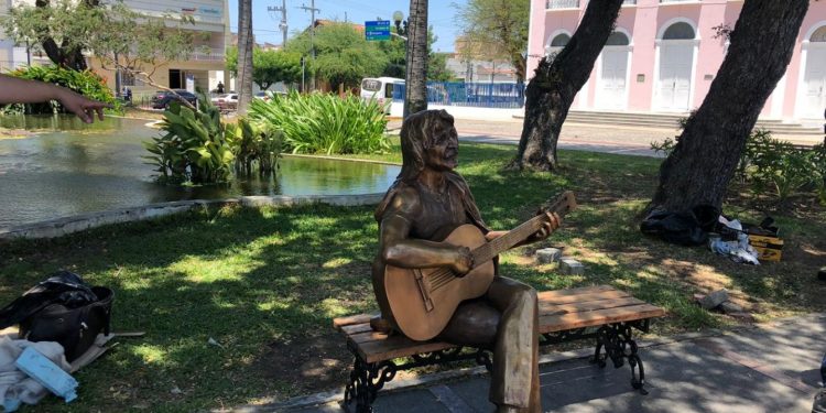 Belchior ganha estátua de bronze em Sobral