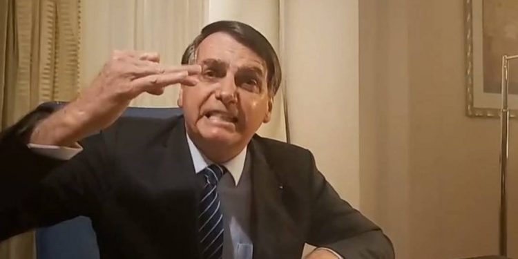 Vídeo de madrugada levanta dúvida sobre estado mental de Bolsonaro, diz Financial Times