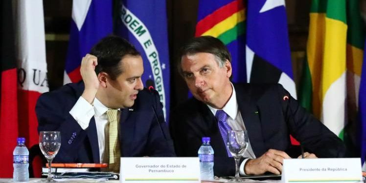 Bolsonaro chama o governador de PE de ‘espertalhão’ em briga por paternidade do 13º do Bolsa Família