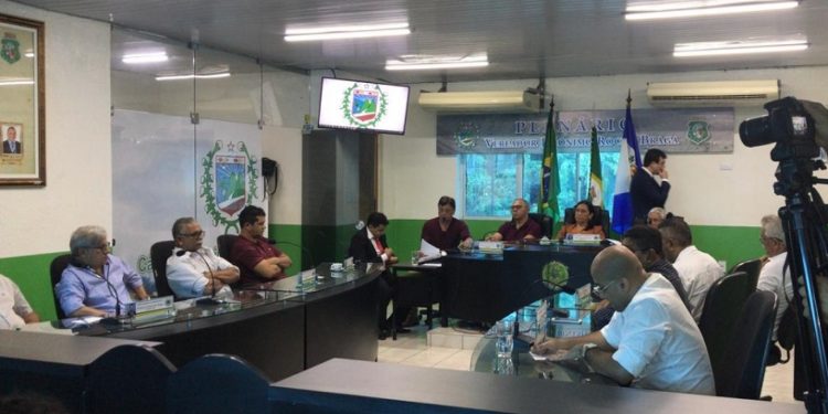 Câmara aprova cassação de prefeito de Uruburetama, médico acusado de abusar de pacientes