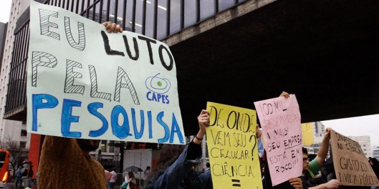 Governo estuda fundir Capes e CNPq; entidades criticam: ‘medida equivocada’