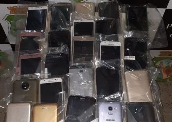 Quase 40 aparelhos celulares foram apreendidos na operação (Foto: Divulgação/Polícia Civil)