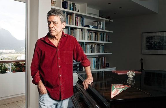 Chico Buarque diz que Bolsonaro não assinar diploma é ‘um segundo prêmio Camões’