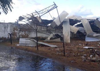 Vento derrubou teto de quadras de esporte de duas escolas