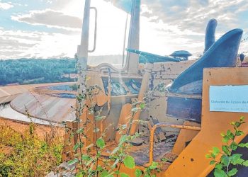 Com a verba insuficiente, muitos trechos ficam paralisados e o cenário é de abandono ao longo da obra (Foto: Antonio Rodrigues)