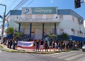 Pais, professores, alunos e ex-alunos fazem manifestação contra fechamento do Colégio Diocesano do Crato