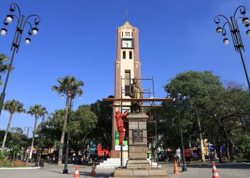 Iniciada reforma da coluna da hora, estátua e relógio na Praça Padre Cícero