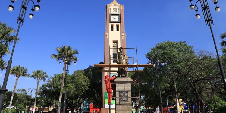 Iniciada reforma da coluna da hora, estátua e relógio na Praça Padre Cícero