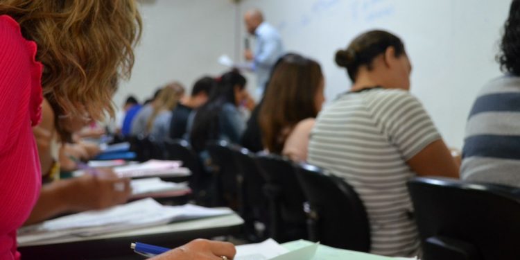 Concursos com inscrição aberta no Ceará somam 572 vagas e pagam até R$ 13,1 mil