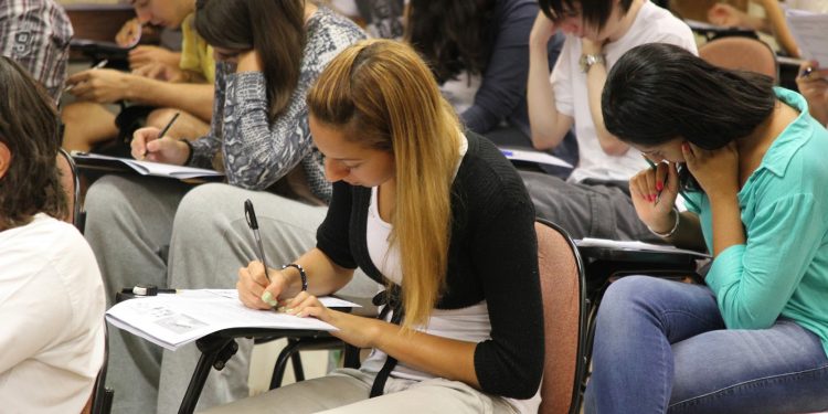 Prefeitura tem concurso com mais de 300 vagas e salário de até R$ 2,4 mil
